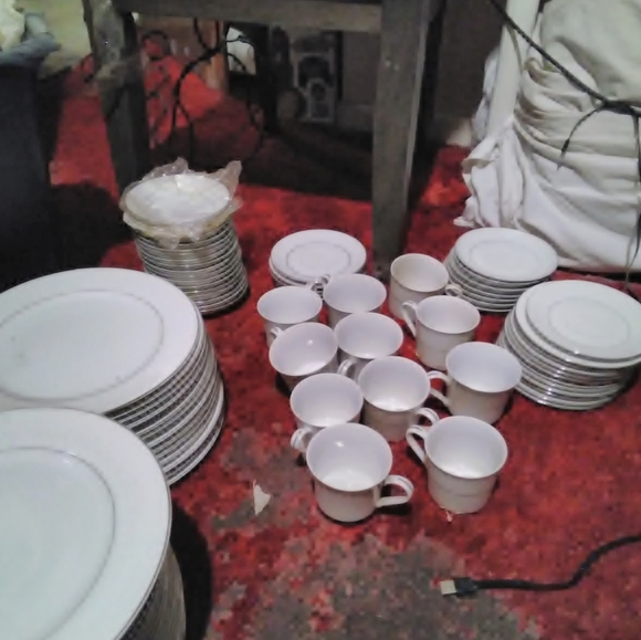 Fine China,dinner plates,bread,plates,tea saucers - Picture 6 of 13